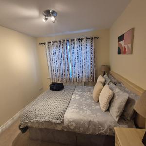 a bedroom with a large bed with a window at 2 bed cosy apartment in heart of Mullingar. in Mullingar