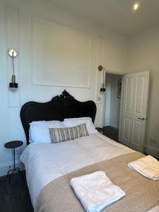 Postel nebo postele na pokoji v ubytování Station Bridge Collection - Flat 4