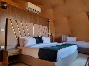 a bedroom with two beds in a room at Kylie magic camp in Wadi Rum