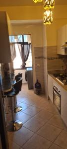 uma cozinha com mesa e cadeiras em uma sala em Appartement Fes em Fez