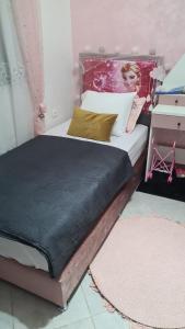 um quarto com uma cama grande com em Appartement Fes em Fez