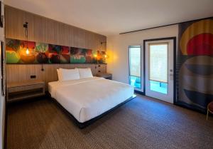 Un pat sau paturi într-o cameră la Mahala - 21 and Over