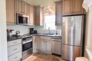 Η κουζίνα ή μικρή κουζίνα στο Waterfront easy access to town center