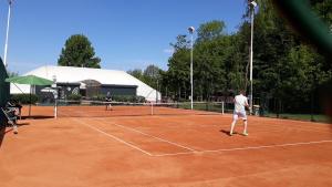 Tennis- og/eller squashfaciliteter på Dom Tobie bliski APARTAMENT W PARKU WARTA PRYWATNA KUCHNIA LAZIENKA PARKING eller i nærheden