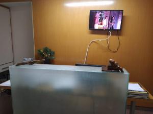 a desk with a lamp on a wall with a picture at Recanto dos manacas in Pirenópolis