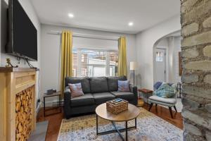 Μια τηλεόραση ή/και κέντρο ψυχαγωγίας στο Harbour View Row Home Near Signal Hill & Downtown