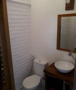 Et badeværelse på Chalé Lua pé na areia na propriedade DivinoRecanto