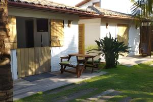 En have udenfor Chalé Lua pé na areia na propriedade DivinoRecanto + 4 billeder