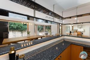 Kuchyň nebo kuchyňský kout v ubytování Hilltop Haven-Shell Cove