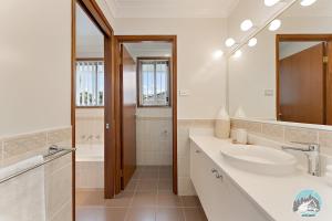 Koupelna v ubytování Hilltop Haven-Shell Cove + 26 fotografií