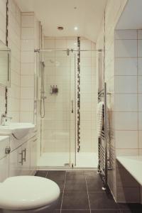 The Falcon Inn في Saint Mawgan: حمام مع دش ومغسلة