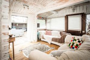 Posezení v ubytování Wunder Lodge - Snowdonia Log Cabin