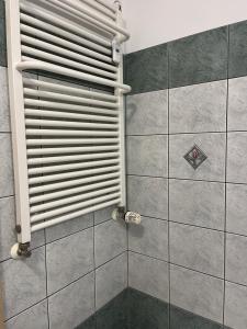 Et badeværelse på Dom Tobie bliski APARTAMENT W PARKU WARTA PRYWATNA KUCHNIA LAZIENKA PARKING + 25 billeder