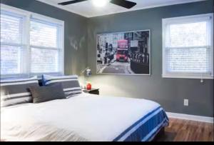 Ένα ή περισσότερα κρεβάτια σε δωμάτιο στο Village District Condo +15 φωτογραφίες