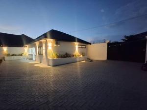 Tòa nhà nơi biệt thự tọa lạc