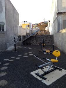 a gym with two exercise equipment in an alley at Casa en fraccionamiento en Ahuatepec con alberca, cancha y cerca de Tepoztlán 