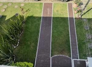 an aerial view of a garden with a lawn at Casa en fraccionamiento en Ahuatepec con alberca, cancha y cerca de Tepoztlán 