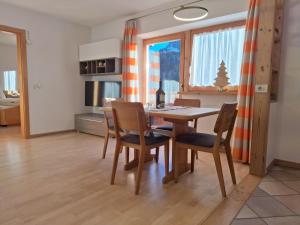 a kitchen and dining room with a table and chairs at Apartments Insam in Santa Cristina in Val Gardena