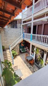 a view of the courtyard of a house with a balcony at POUSADA CÔCO MALUCO Centro Búzios in Búzios