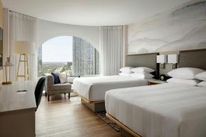 Una habitación de hotel con dos camas y una ventana. en Montreal Marriott Chateau Champlain, en Montreal 118 fotos más