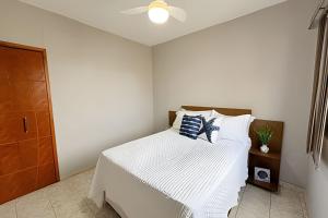 En eller flere senge i et værelse på Belíssimo Apê, a 5 min da Praia, até 4 pessoas. + 31 billeder