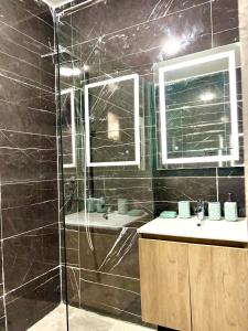 Ένα μπάνιο στο Modern cosy 2Bed 2bath +7 φωτογραφίες