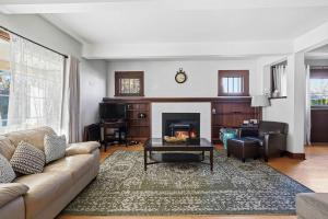 Posezení v ubytování Historic Yakima Home 4BR Office Backyard Oasis