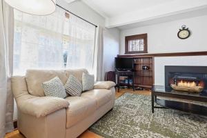 Posezení v ubytování Historic Yakima Home 4BR Office Backyard Oasis