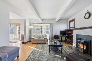 Posezení v ubytování Historic Yakima Home 4BR Office Backyard Oasis + 41 fotografií