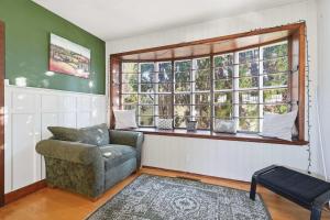 Posezení v ubytování Historic Yakima Home 4BR Office Backyard Oasis