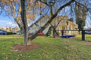 Herní místnost nebo prostor pro děti v ubytování Historic Yakima Home 4BR Office Backyard Oasis