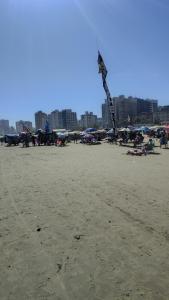 Casa na Praia في برايا جراندي: شاطئ تُحلّق عليه طائرة ورقية