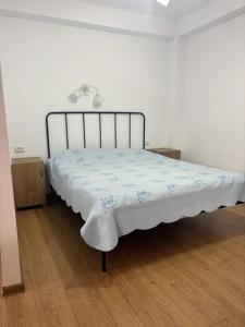 Postel nebo postele na pokoji v ubytování bakuriani apart hotel room 201 + 4 fotografie