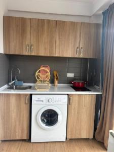 Kuchyň nebo kuchyňský kout v ubytování bakuriani apart hotel room 201