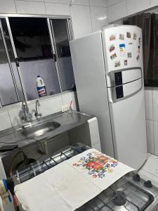 Casa na Praia في برايا جراندي: مطبخ صغير مع حوض وثلاجة