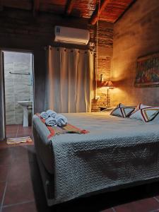 una camera da letto con un letto con asciugamani sopra di Complejo Volcanes de la Puna a Tinogasta