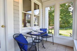 Μπαλκόνι ή βεράντα στο Walk 1 10 Mile to Lecount Hollow Beach