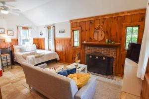 Ένα ή περισσότερα κρεβάτια σε δωμάτιο στο Walk 1 10 Mile to Lecount Hollow Beach