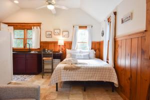 Ένα ή περισσότερα κρεβάτια σε δωμάτιο στο Walk 1 10 Mile to Lecount Hollow Beach +15 φωτογραφίες