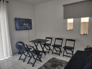 comedor con mesa y 4 sillas en Casa com 03 Quartos, Piscina e Churrasqueira em Itaipuaçu Maricá RJ, en Maricá