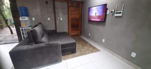 un soggiorno con divano e TV a schermo piatto di Refúgio Sereno a Bonito