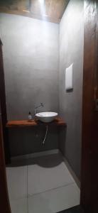un bagno con lavandino su un bancone di Refúgio Sereno a Bonito Altre 3 foto