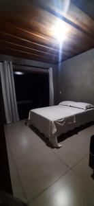 una camera da letto con un letto e una luce sul soffitto di Refúgio Sereno a Bonito