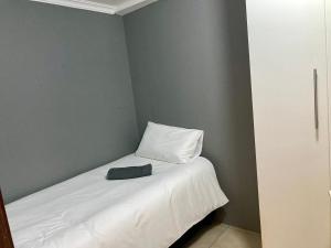 Postel nebo postele na pokoji v ubytování Unit 3 TraversHub Sleeps 6 Self-Catering Group Belhar, CT