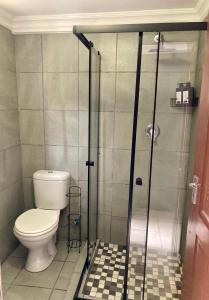 Koupelna v ubytování Unit 3 TraversHub Sleeps 6 Self-Catering Group Belhar, CT + 13 fotografií