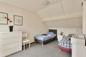 En eller flere senge i et værelse på Gerendal House Guest Apartments