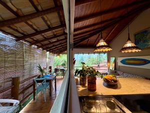 una cucina e una sala da pranzo con tavolo e sedie di Vila BeiradeiRô - Taipu de Fora a Taipu Altre 56 foto