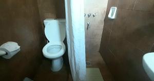 Disfruta Mucho !!! في إل كالافاتي: حمام مع مرحاض أبيض ومغسلة