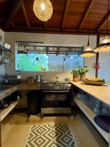 una cucina con un lavello e un bancone di Vila BeiradeiRô - Taipu de Fora a Taipu