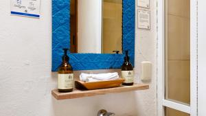 瓦哈卡市El Diablo y la Sandia B&B的浴室的架子上摆放着两瓶葡萄酒 更多154张照片